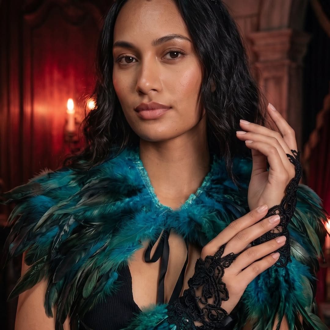 Col en plumes bleu paon et mitaines de dentelle noire